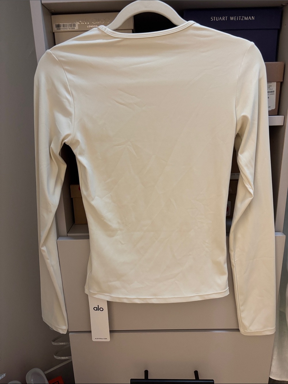 ALO Yoga Women’s Long Sleeve Crew Neck Top Bone color size M has stretch - Picture 3 of 3